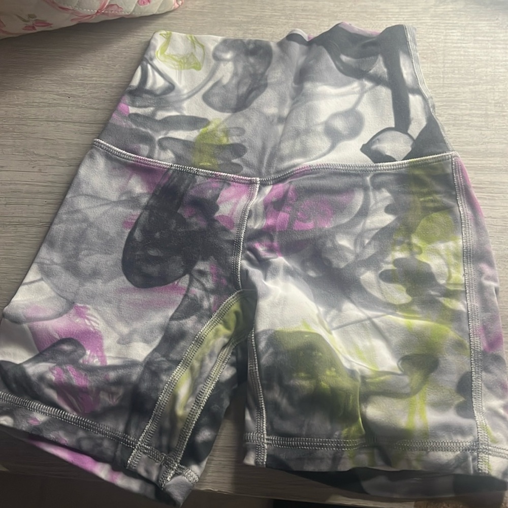 lululemon high rise align unicorn throw back print shorts